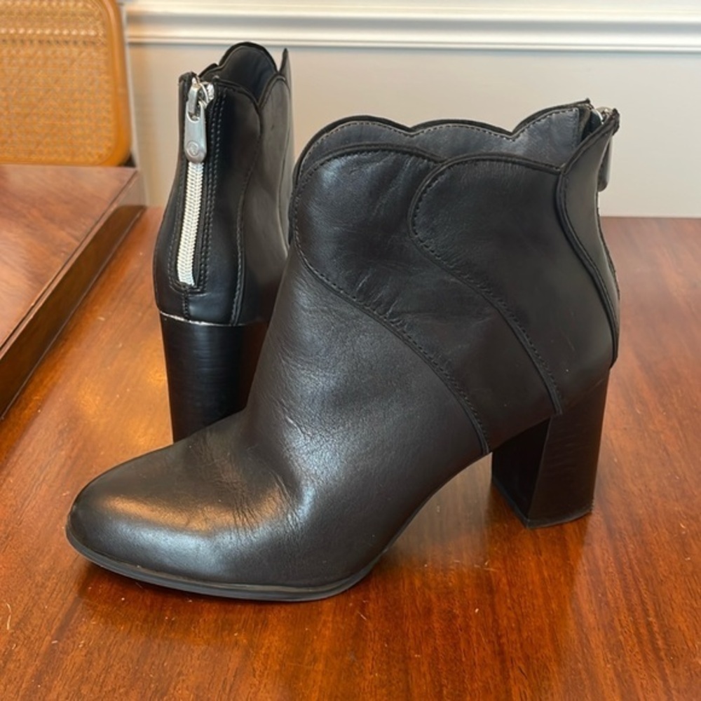 🥡 Adrianne Vittadini, tabby, black scalloped leather, black heel back zip boots: